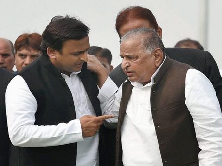 Akhilesh checkmates Mulayam, SP bank accounts frozen