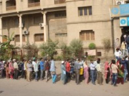 70-year-old dies waiting in queue to withdraw money in Thanjavur