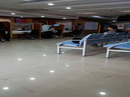 Demonetisation deadline: No crowding at banks