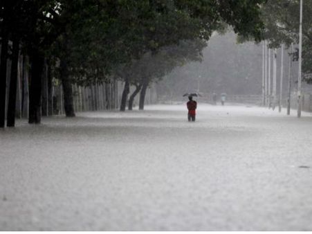 Rain lashes Delhi, brings respite from hot spell
