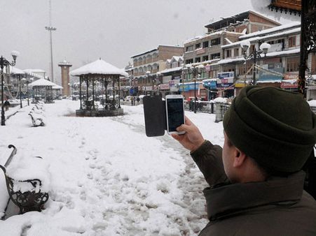 Dry cold wave sweeps over Kashmir Valley