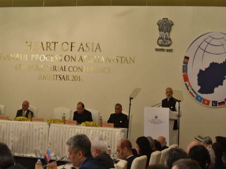 Pak media notes Modi-Aziz handshake in Amritsar