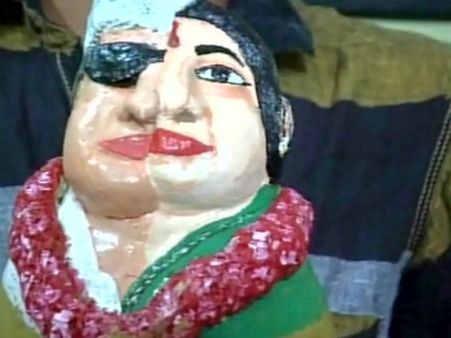 Micro artist pays unique tribute to Jayalalithaa and MGR