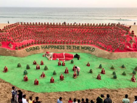Sand artist creates 1,000 Santa Claus sculptures