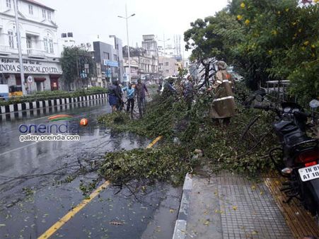 Cyclone Vardah making landfall, 2 killed in TN