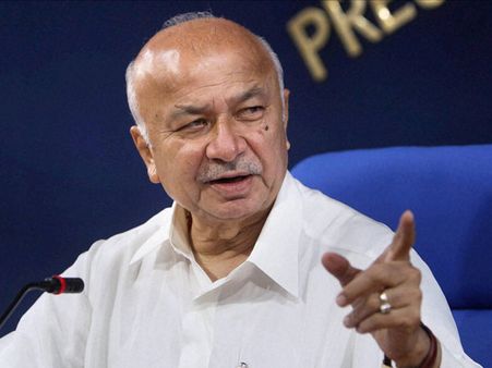 Note ban: Sushilkumar Shinde, 130 Cong workers detained by Ahmedabad police