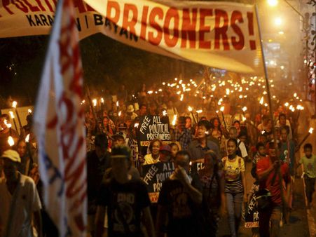 Muslim rebel group men free 132 from jail in Philippines