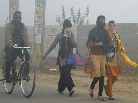 Along with ‘poor’ air quality, Delhiites brave chilly winds of winter