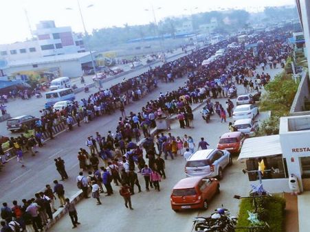 Chennai: Massive protest continues in support of Jallikattu at Marina Beach