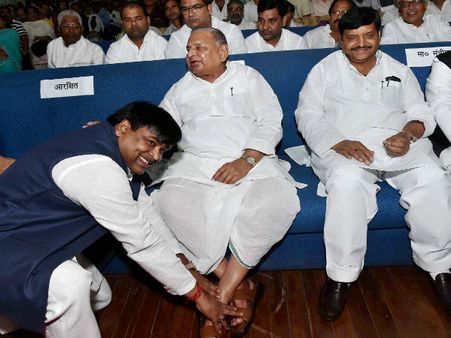 UP Assembly Elections 2017: Mulayam heads split SP ahead of elections