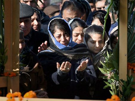 Mehbooba offers prayers on Sayeed's first death anniversary