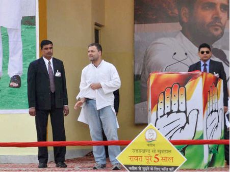 <i>Mera kurta phata hai</i>: Rahul Gandhi during a rally