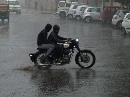Rains, hail bring down mercury in Uttar Pradesh