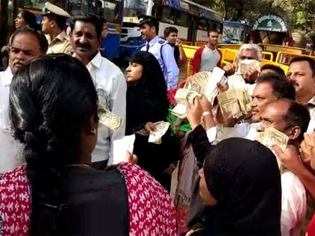 Demonetisation aftermath: Ruckus outside RBI in Bengaluru