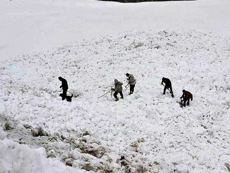 Soldier who died in Kashmir avalanche cremated in AP village