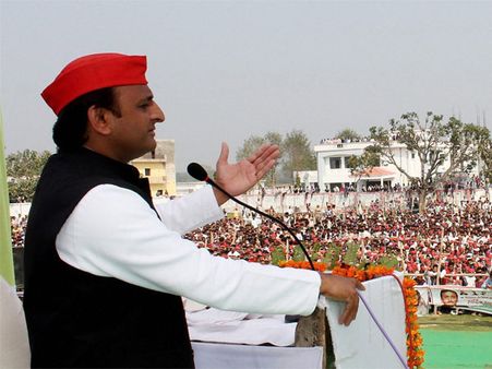 ‘Filmy’ SP rallies: 1 candidate cries, another beats himself up with shoe