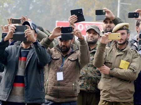 Link all mobile numbers to Aadhar within 1 year: SC tells Centre