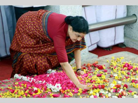 What Tamil history says about Sasikala's grave thumping