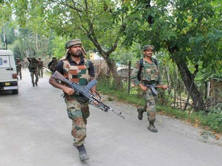 Army chief lays wreaths on soldiers killed in an ambush by militants in Shopian district