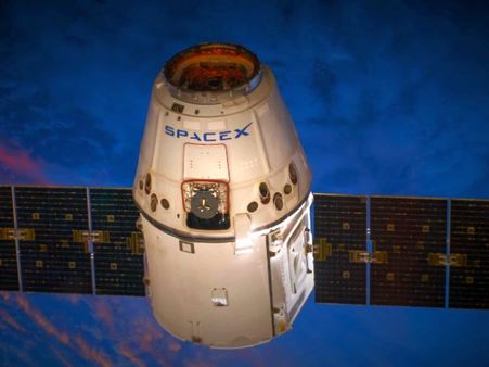 SpaceX to send two tourists around Moon in 2018