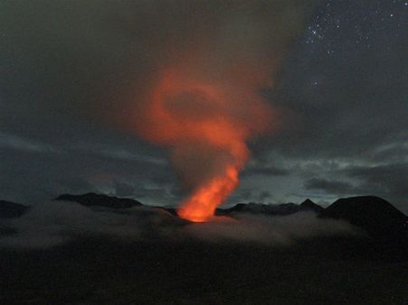 Volcano continues to erupt in Indonesia