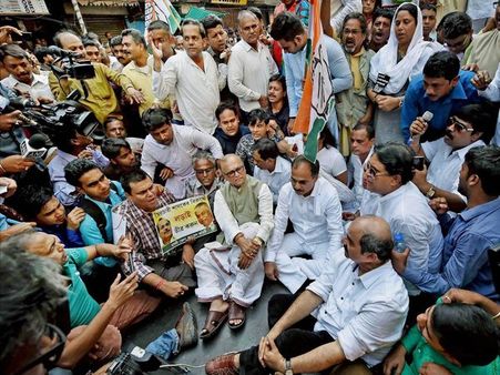 West Bengal: Cong, Left Front members stage protest in assembly