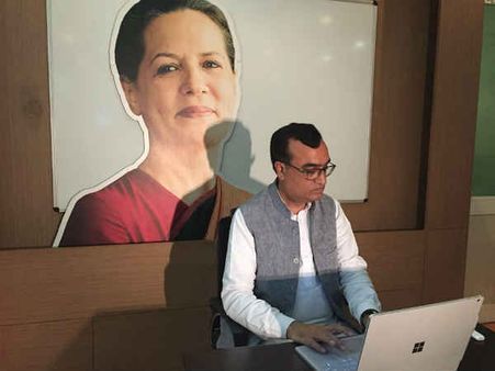 Maken interacts with Delhiites on FB live for MCD polls