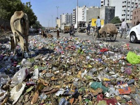Sanitation workers hold dharna outside Kejriwal's house