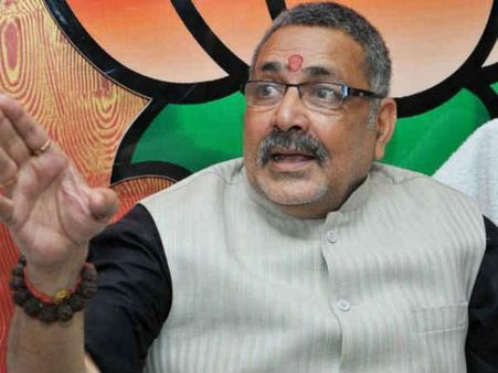 Giriraj Singh asks Indians to chant <i>Bharat Mata ki Jai</i> and wear khadi