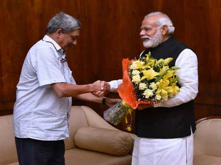 “Because of you BJP formed govt in Goa,” Parrikar taunts Digvijaya