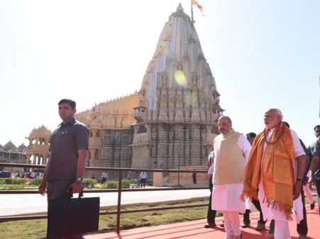Narendra Modi offers prayers at Somnath temple