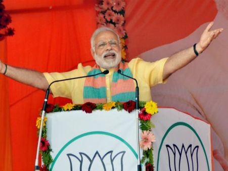 Akhilesh, Rahul believe in <i>kuchh ka saath, kuchh ka vikas</i>, says Modi