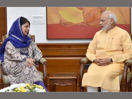 ‘<i>Pattharbaazi aur goli ke mahaul mein baat nahin ho sakti</i>,’ says CM on J&K tension