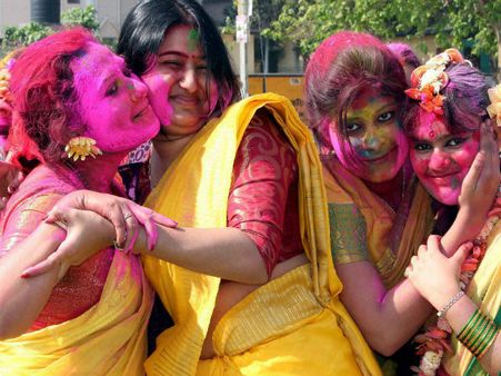 <i>Jalebi</i> eating competition marks holi celebration in Kolkata