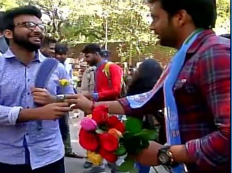 After tension, gift a rose campaign brings ‘peace’ in DU