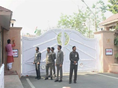 Hindu seers perform ‘purifying rituals’ to remove <i>dosh</i> at Yogi Adityanath’s bungalow