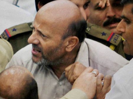 Ahead of Modi's visit, Independent MLA holds protest in Srinagar