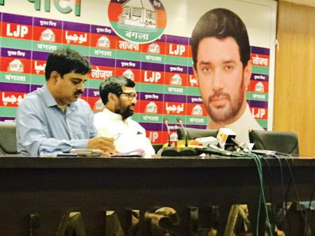 Now paying service charge at restaurants not mandatory: Ram Vilas Paswan