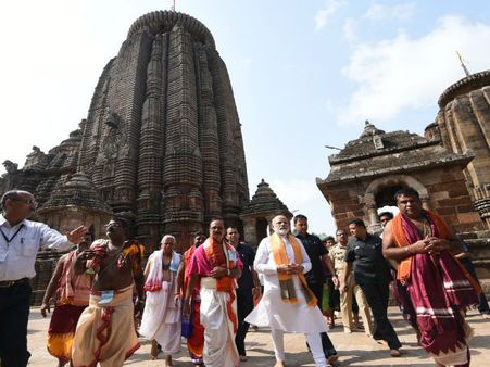 PM Narendra Modi offers puja at Lingaraj temple in Odisha