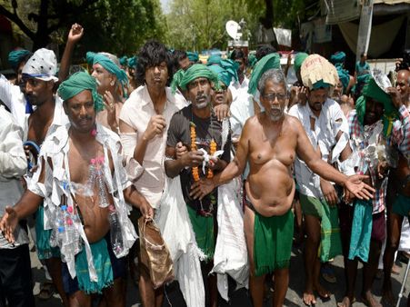 Now, TN farmers enact roles of ‘mentally unstable' persons to demand loan waiver