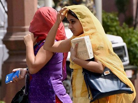 Delhi may sweat it out at 41 degrees celsius on Saturday