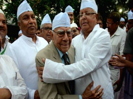 Lalu calls Jethmalani a ‘rich man’, after the latter addresses Kejriwal a ‘poor client’