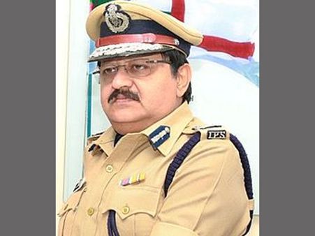 Kerala intelligence chief goofs up, fails to recognise minister