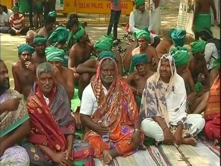 After nude protest, TN farmers wear sarees to demand drought relief fund