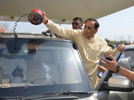 <i>Lal batti</i> is history: Ministers remove red beacon from their cars
