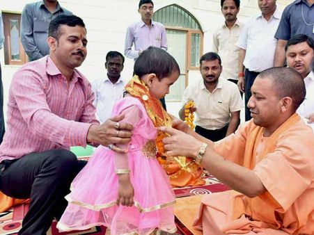Yogi Adityanath performs <i>Kanya Pujan</i>; pics go viral