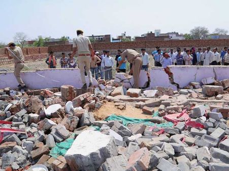Wall collapse in Bharatpur: Rajasthan CM Vasundhara Raje meets the injured