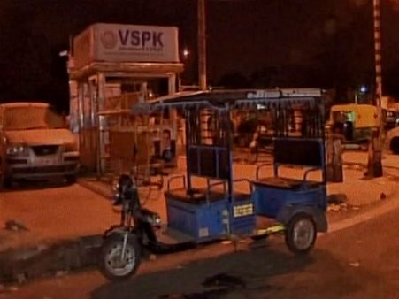 Delhi government gives Rs 5 lakh to kin of lynched e-rickshaw driver