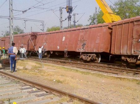 Maha: 5 wagons of a goods train derailed in Dudhani railway station