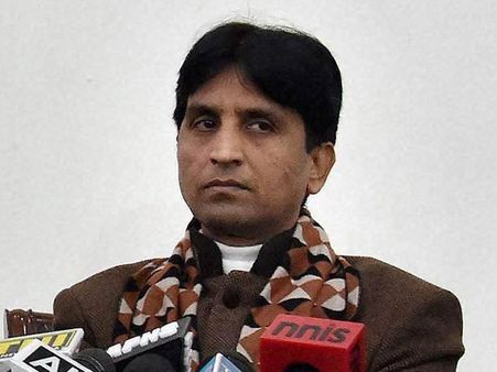 Rift in AAP out in public, Kumar Vishwas to decide on exit soon